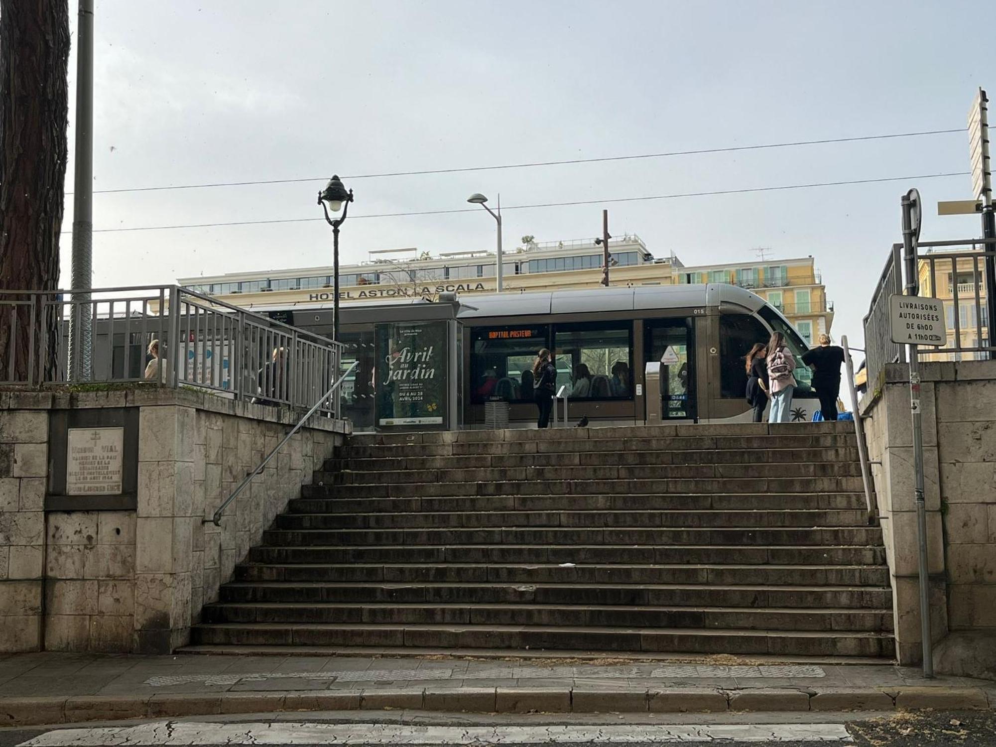 Studette En Plein Coeur Du Vieux Ница Екстериор снимка